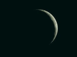 Новая луна возвещает о начале месяца Рамадан